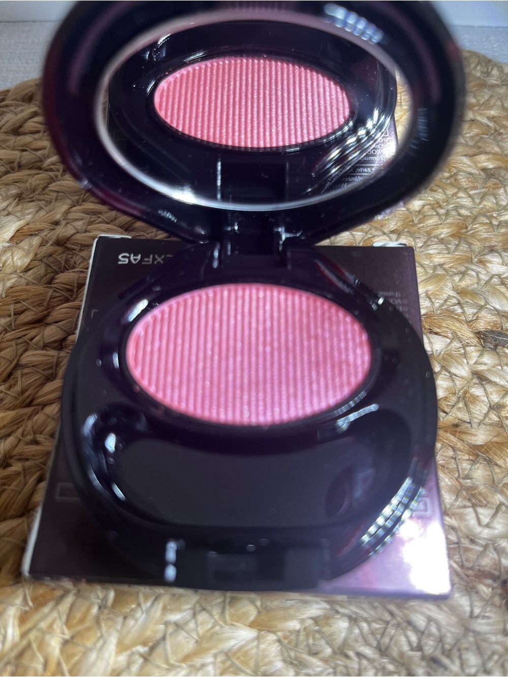 Shiseido The Make up Accentuating Eyeshadow A7 (Ruby Dazzle) NWT